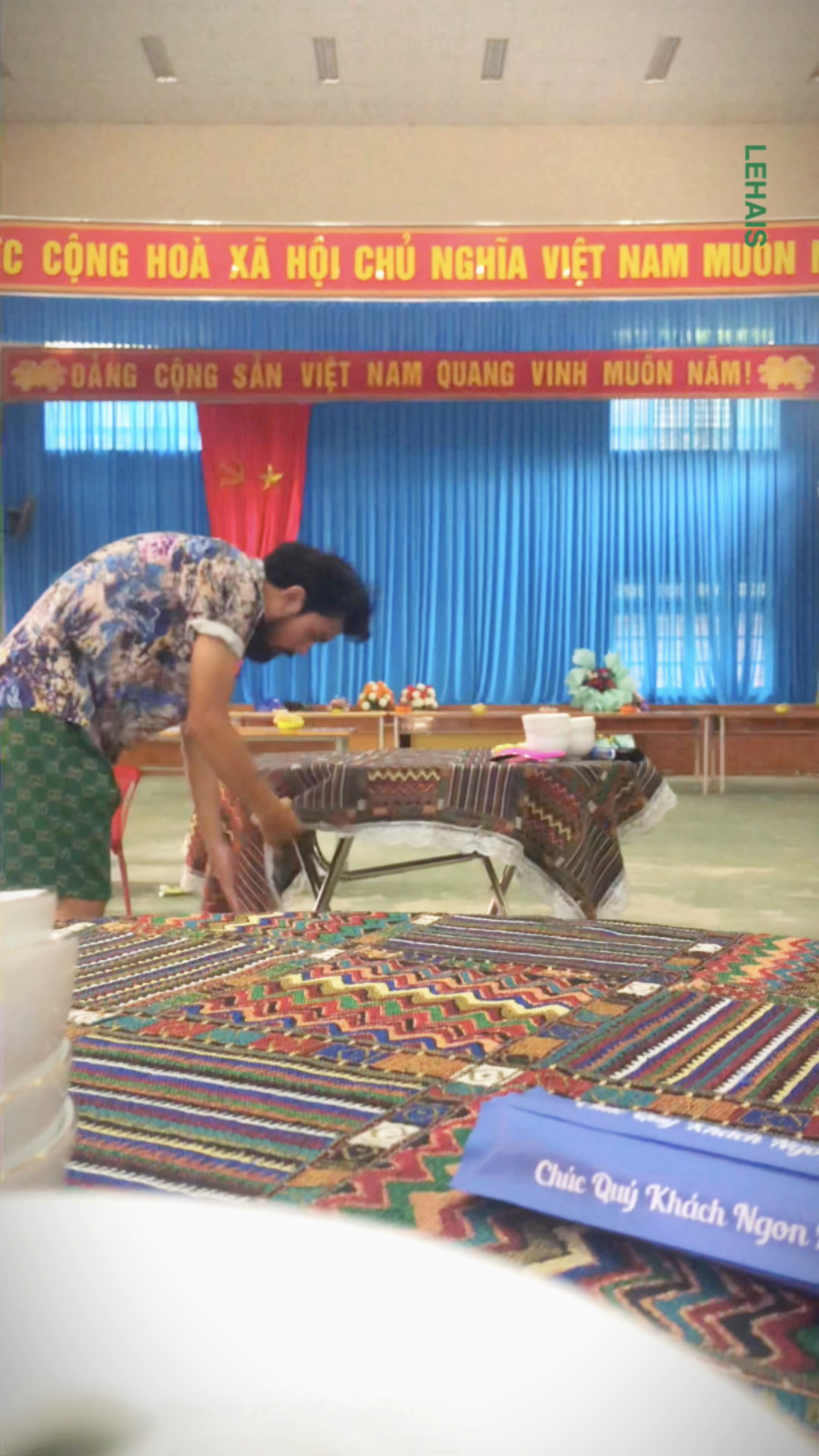 Ấn tượng với khăn trải bàn làm từ vải thổ cẩm