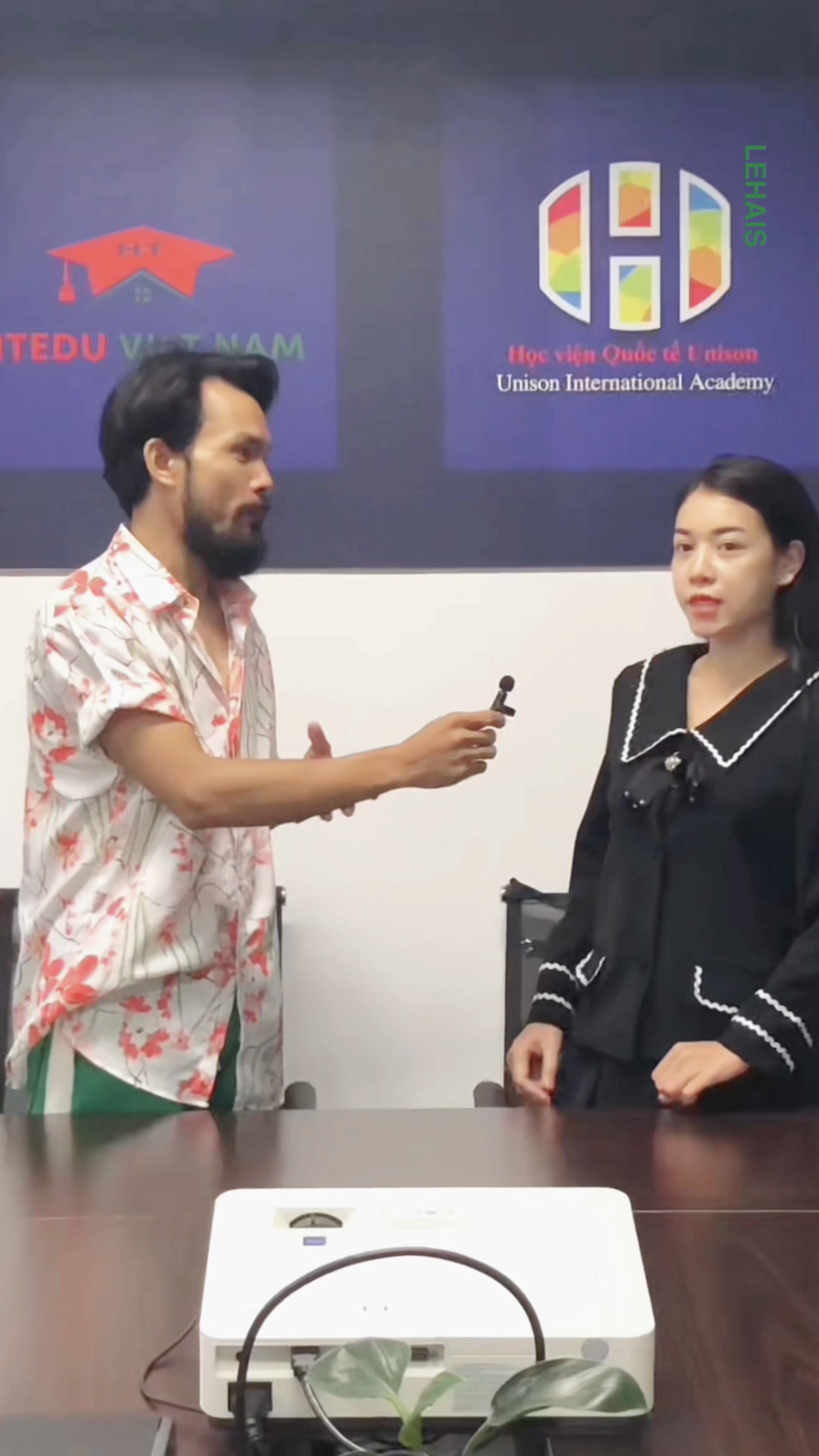Đi bàn giao logo và biển tên công ty cho chị gái xinh đẹp