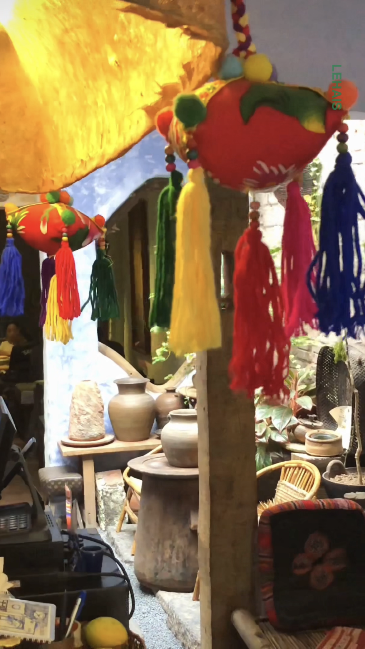 Nội thất và không gian quán được làm thủ công 100%