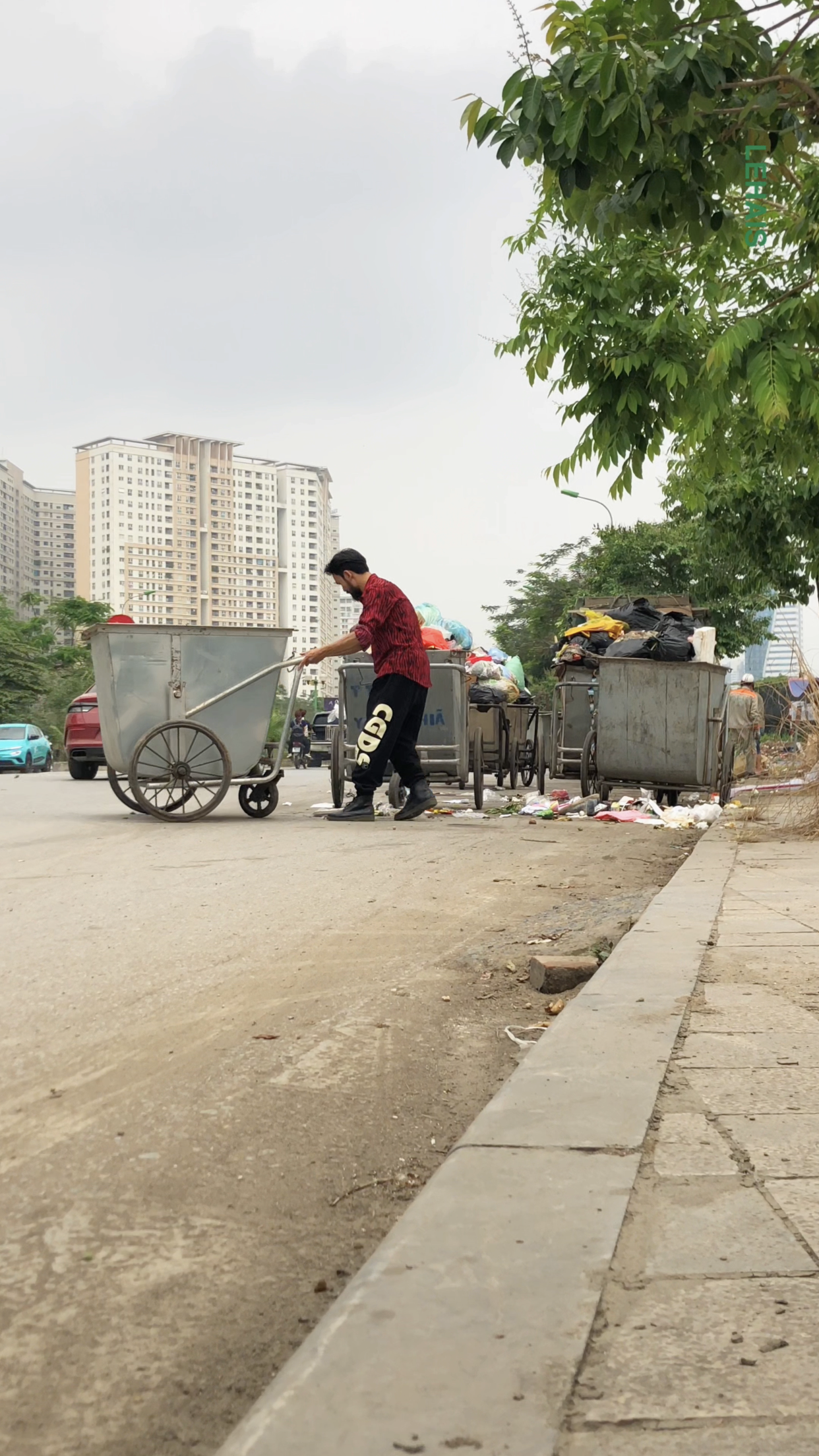 Thanh niên bị hiểu nhầm là hoạ sĩ nay lại bị hiểu nhầm là nhà thiết kế thời trang