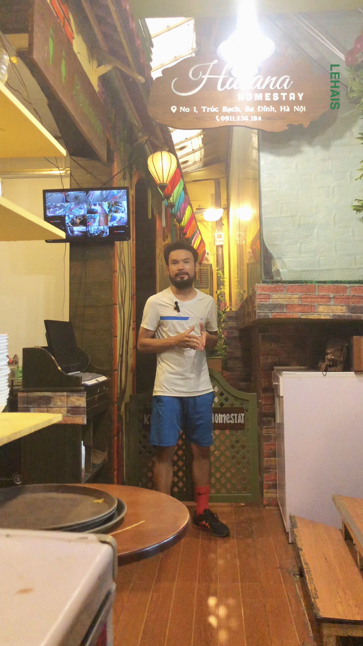Thiết kế trang trí nội thất bằng đèn lồng và vẽ tranh tường cho Homestay tại phố cổ Hà Nội