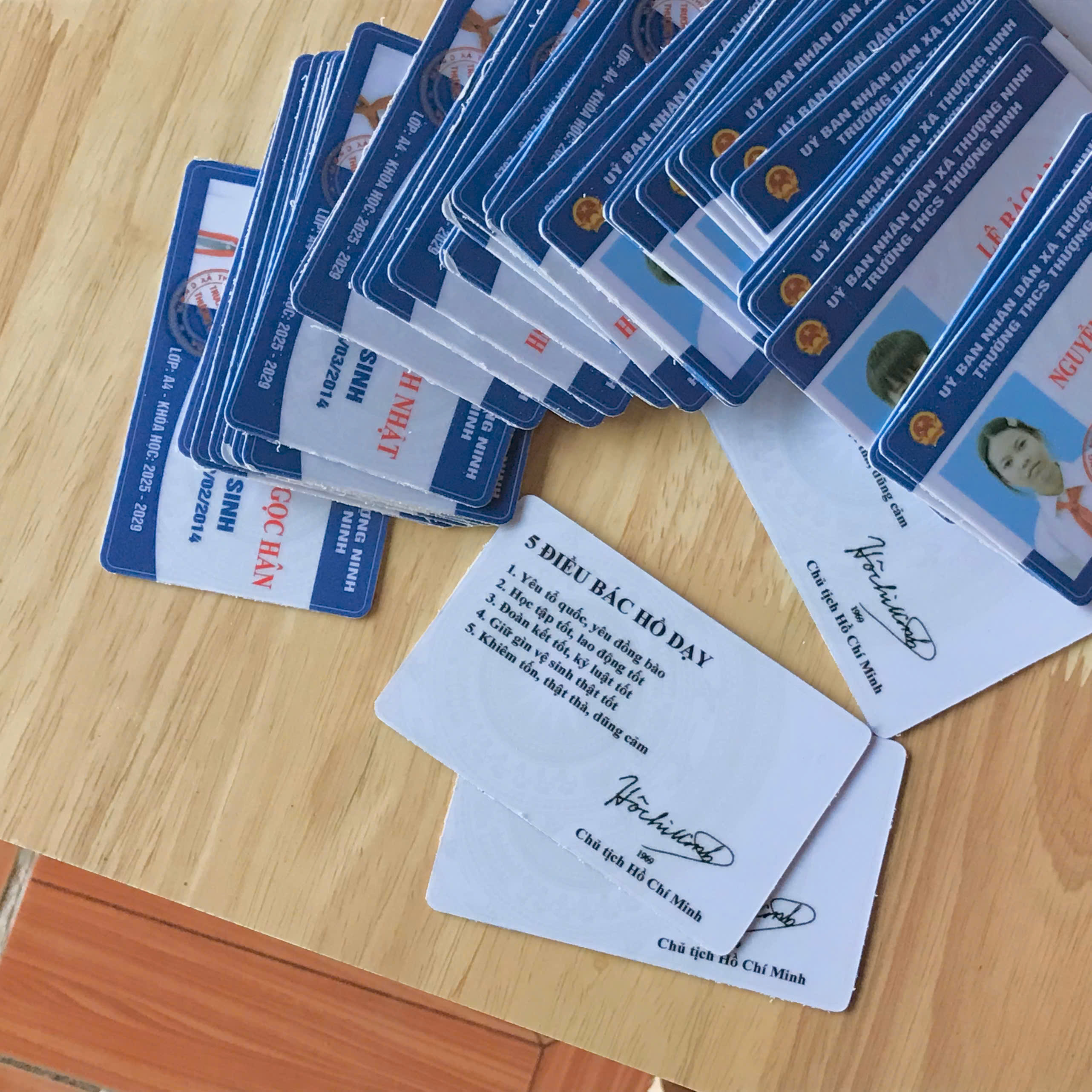 In thẻ nhựa học sinh, thẻ nhân viên và in ảnh treo móc khoá ?