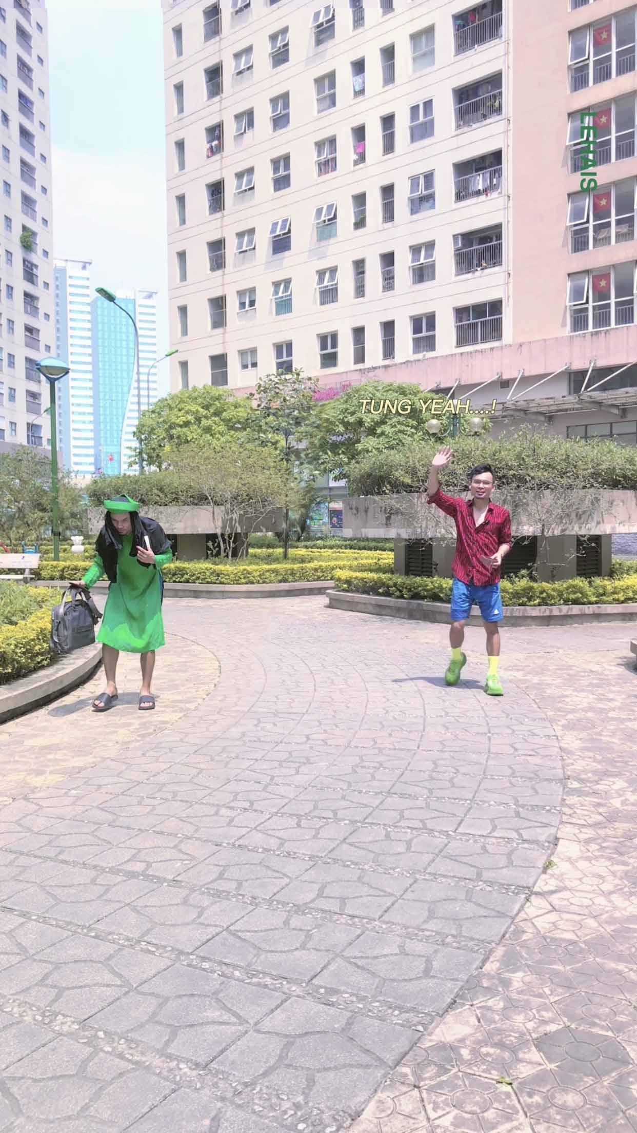 Tranh thủ rảnh đi giao hàng cho sếp